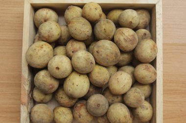 Duku meyvesi masada.