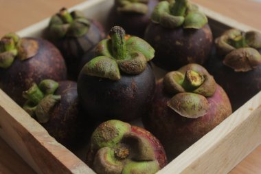 Tahta sandıkta taze incir.