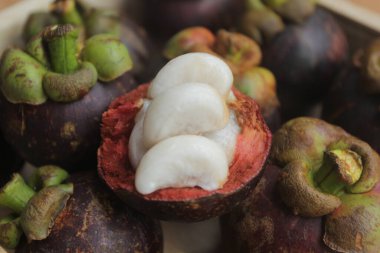 beyaz zemin üzerine taze mangosteen