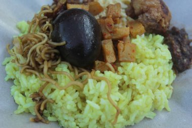 Bir tabak ya da sarı pirinç, erişte, yumurta ve patates baharatlı. Asya yemekleri.