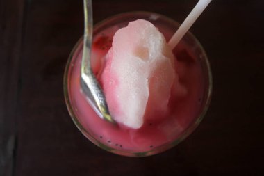 Buzlu Tayland hindistan cevizi kokteyli.