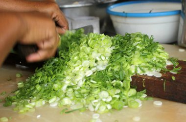 Piyasada taze taze soğan