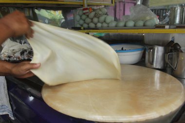 Hamur unu yapmak, martabak pişirmek, sokak yemeği yapmak.