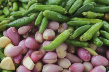 yeşil biber ve soğan tabakta