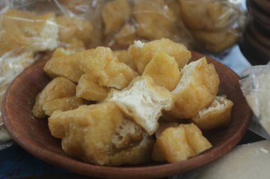 Tabakta kızarmış soya peyniri.