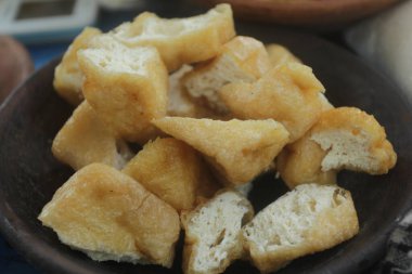 Tabakta kızarmış soya peyniri.