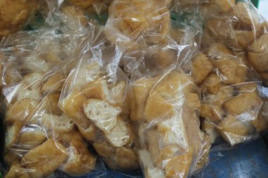 Plastik üzerinde kızarmış tofu.