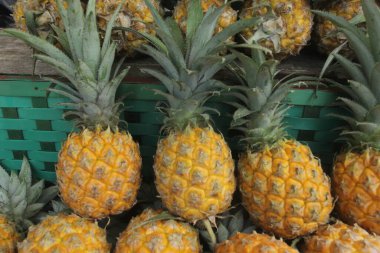 Piyasada ananas