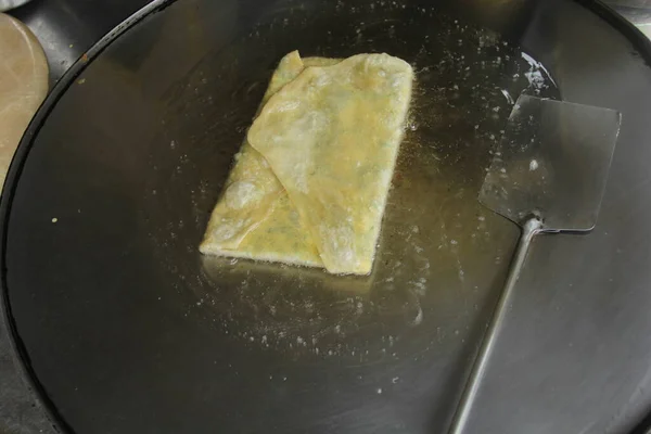 Martabak pişirmek, sokak yemekleri