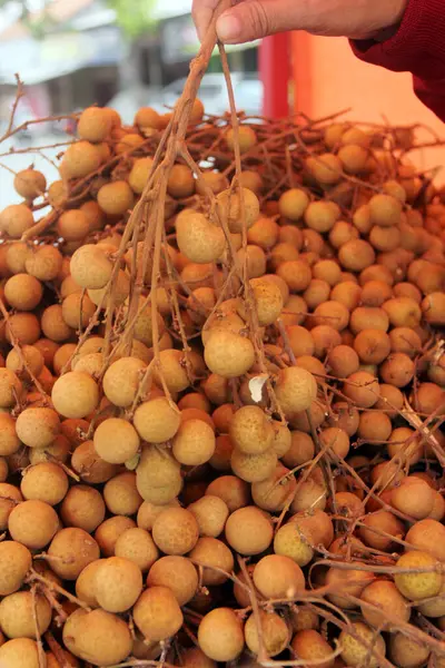 Piyasada bir demet Logan meyvesi