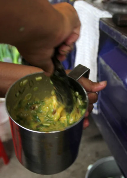 Mencampur Telur Dengan Sayuran Memasak Mencangkul Makanan Jalanan Stok Foto Bebas Royalti