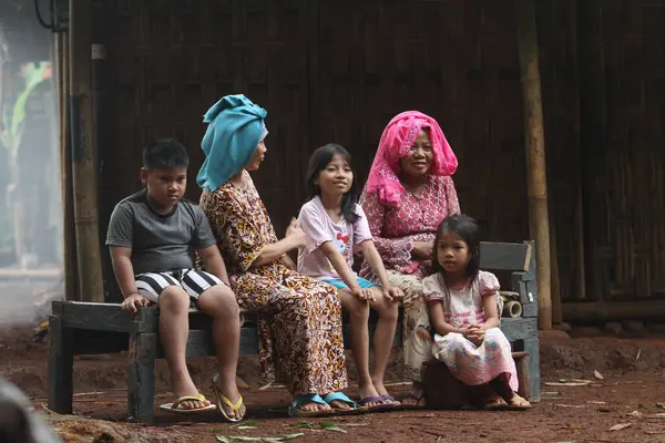 Перегонган Индонезия Ноября 2023 Года Счастливая Семья Перед Домом Лицензионные Стоковые Изображения