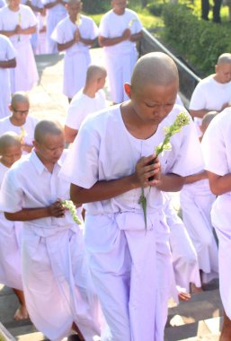 Magelang, Endonezya - 19 Aralık 2023: Pradaksina Töreni 'nde Acemi Keşişler 