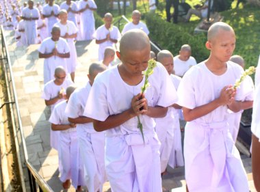 Magelang, Endonezya - 19 Aralık 2023: Pradaksina Töreni 'nde Acemi Keşişler 