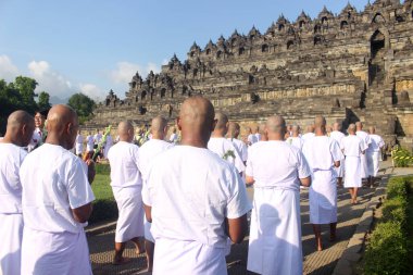 Magelang, Endonezya - 19 Aralık 2023: Borobudur Tapınağı bölgesinde Pradaksina töreni yapan acemi keşişler