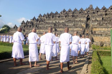 Magelang, Endonezya - 19 Aralık 2023: Borobudur Tapınağı bölgesinde Pradaksina töreni yapan acemi keşişler