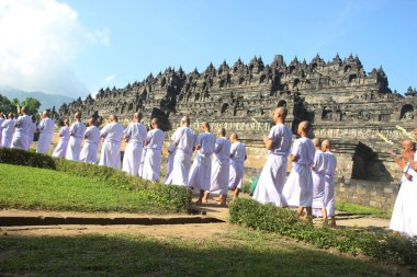Magelang, Endonezya - 19 Aralık 2023: Borobudur Tapınağı 'nda Pradaksina Töreni yapan Acemi keşişler.
