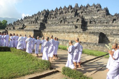 Magelang, Endonezya - 19 Aralık 2023: Borobudur Tapınağı 'nda Pradaksina Töreni yapan Acemi keşişler.