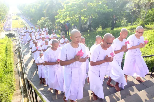 Magelang, Endonezya - 19 Aralık 2023: Pradaksina Töreni 'nde Acemi Keşişler 