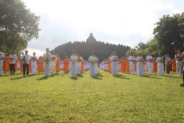 Magelang, Endonezya - 19 Ekim 2023: Borobudur Tapınağı bölgesinde Budist Ayini
