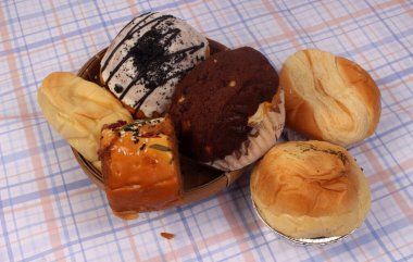 çeşitli pasta çeşitleri ve pastalar kapanıyor.