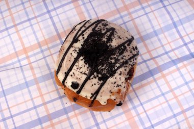 Çikolata kremalı tatlı çörek.