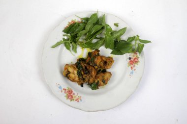 Yeşil fesleğenli kızarmış balık.