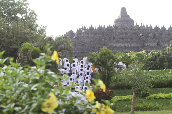 Magelang, Endonezya - 21 Aralık 2023: Borobudur Parkı 'nda yürüyen yeni keşişler seremoni içindir.