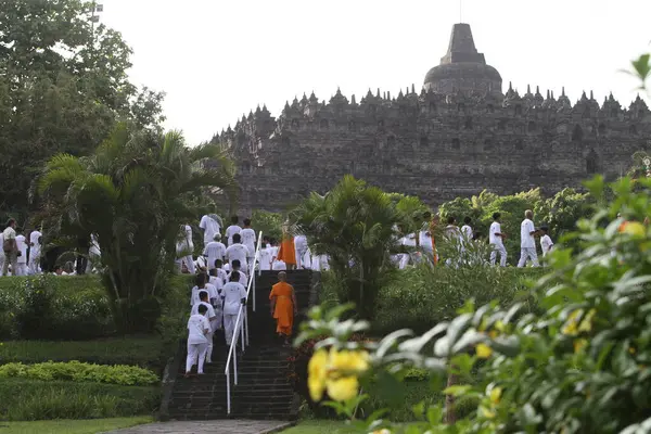 Magelang, Endonezya - 21 Aralık 2023: Borobudur Parkı 'nda yürüyen yeni keşişler seremoni içindir.