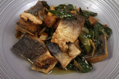 Bir tabak baharatlı tuzlu balık. Asya yemekleri.