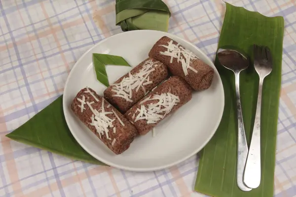 Muzlu pirinç keki ve hindistan cevizi sütü.