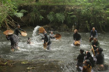 Yogyakarta, Endonezya - 10 Mart 2024: Nehirde yüzen kadın