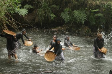 Yogyakarta, Endonezya - 10 Mart 2024: Nehirde oynayan Asyalı kadın