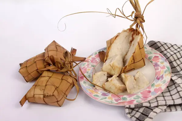 Lezzetli yiyecekleri kapat Ketupat Lebaran.
