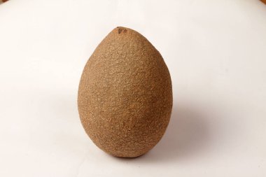 Beyaz arkaplanda Manilkara zapota