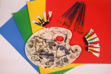 Boyalı palet, fırça ve palet