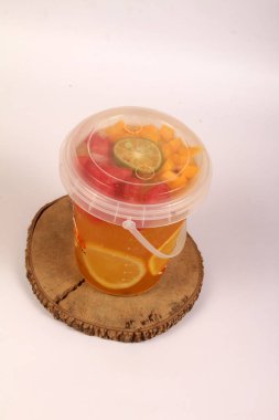 Gri arka planda cam bir fincanda taze portakal suyu. yüksek kaliteli fotoğraf