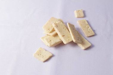 Beyaz arka planda beyaz çikolata