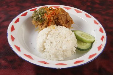 Bir tabak pilav, baharatlı tavuk ve sebze.