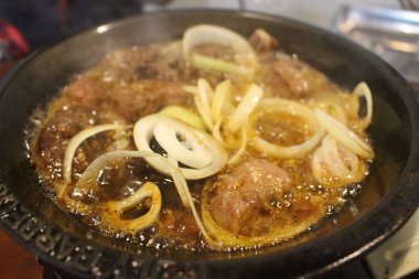 Tavada kızarmış tavuk.