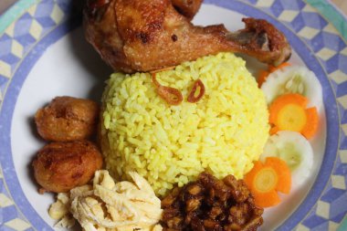 Tavuk ve pilav ve kızarmış tavuk.