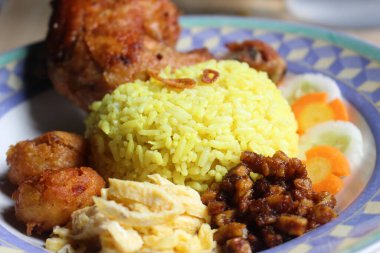 Tavuklu pilav ve körili pilav ve kızarmış tavuk.