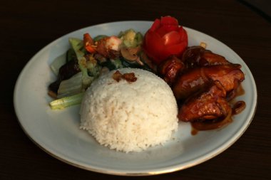 sebzeli ve soslu tavuk pilavı