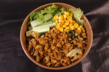 sebzeli pirinç kasesi.