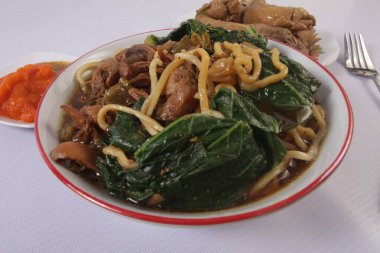 Tavuklu bir tabak kızarmış erişte.