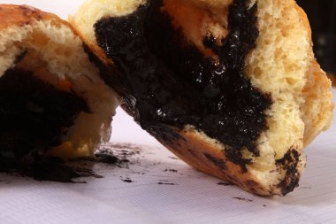 Tahta tabakta tatlı ve lezzetli çikolatalı kekler..