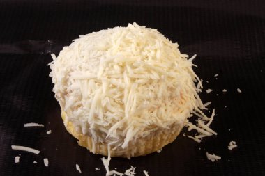 Tahtada izole edilmiş peynir ekmeği.