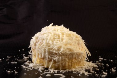 Tahtada izole edilmiş peynir ekmeği.