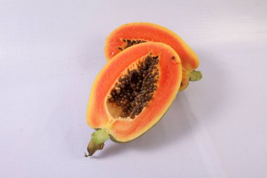 Beyaz arkaplanda papaya dilimi