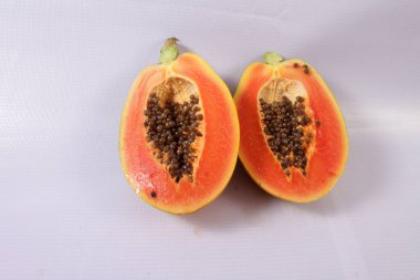 Beyaz arkaplanda papaya dilimi